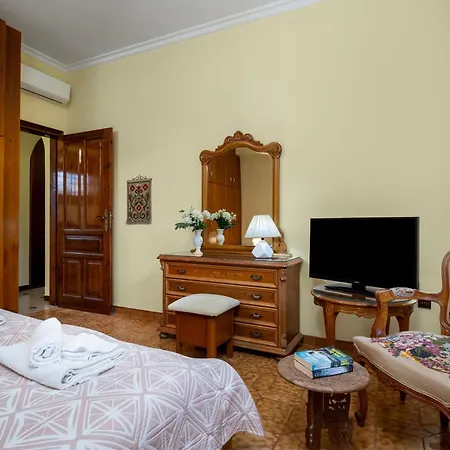 The Knights Courtyard *