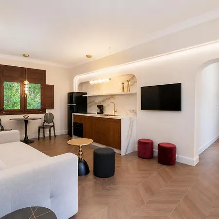 The Knights Courtyard Apartment *
