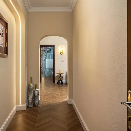 The Knights Courtyard Apartment *
